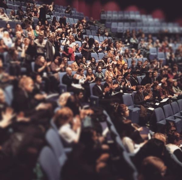 Students sit in a lecture theatre listening to Roz Hall talk about digital and iPad art